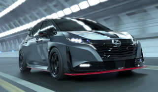 Nissan Aura Nismo RS Concept - dynamic front 3/4 in tunnel