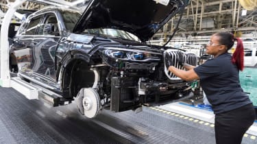 BMW SUVs feature - BMW X7 grille fitting