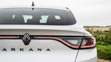 Renault Arkana - tail light bar