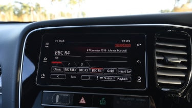 Mitsubishi Outlander PHEV - radio