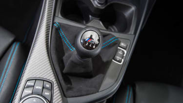 New BMW M2 Coupe UK - gearlever
