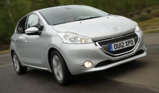 Peugeot 208 1.2 front tracking