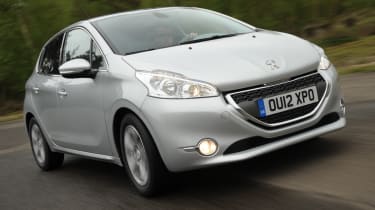 Peugeot 208 1.2 front tracking