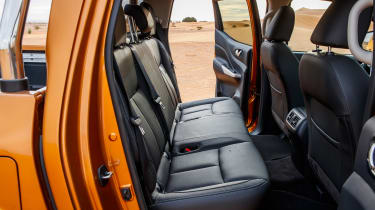 Nissan NP300 Navara pick-up dune - rear seats