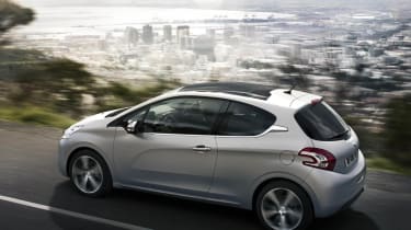 Peugeot 208 rear tracking