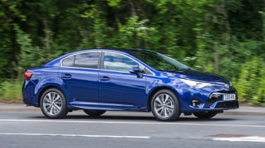 Toyota Avensis - action