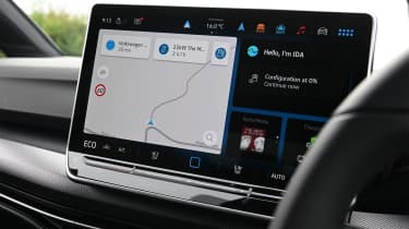 Volkswagen Golf GTE vs Toyota Prius - Golf GTE infotainment