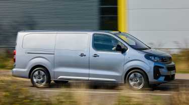 Peugeot E-Expert - side action 