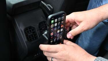 Dacia Bigster - phone holder in the rear 