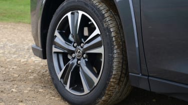 Lexus UX 250 Takumi - front n/s wheel