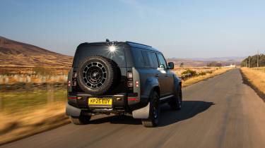 Land Rover Defender Octa - rear tracking