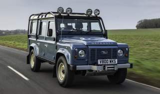 Land Rover Defender Classic V8 - front tracking 