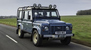 Land Rover Defender Classic V8 - front tracking 