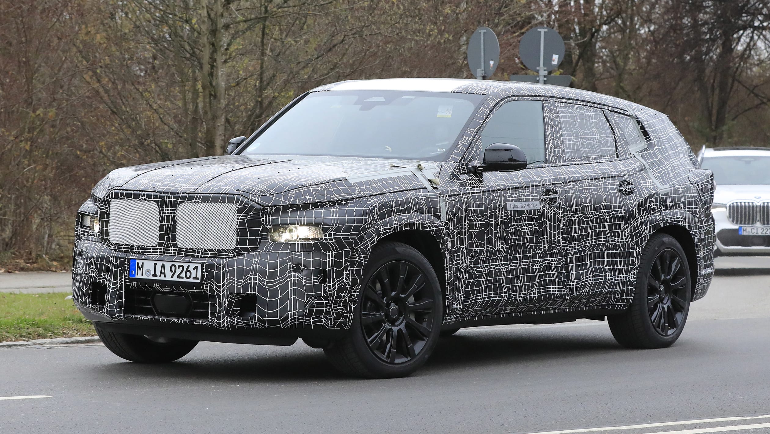 BMW%20X8%20SUV%20spyshots-3.jpg