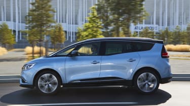 Renault Grand Scenic 2016 - side tracking 2