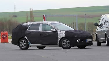 Hyundai i30 estate spy shots