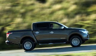 Mitsubishi L200 - panning