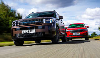 Hyundai Santa Fe and Skoda Kodiaq - front tracking