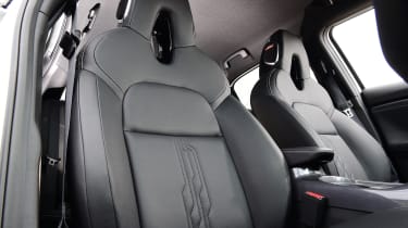 Nissan Juke Hybrid - front seats