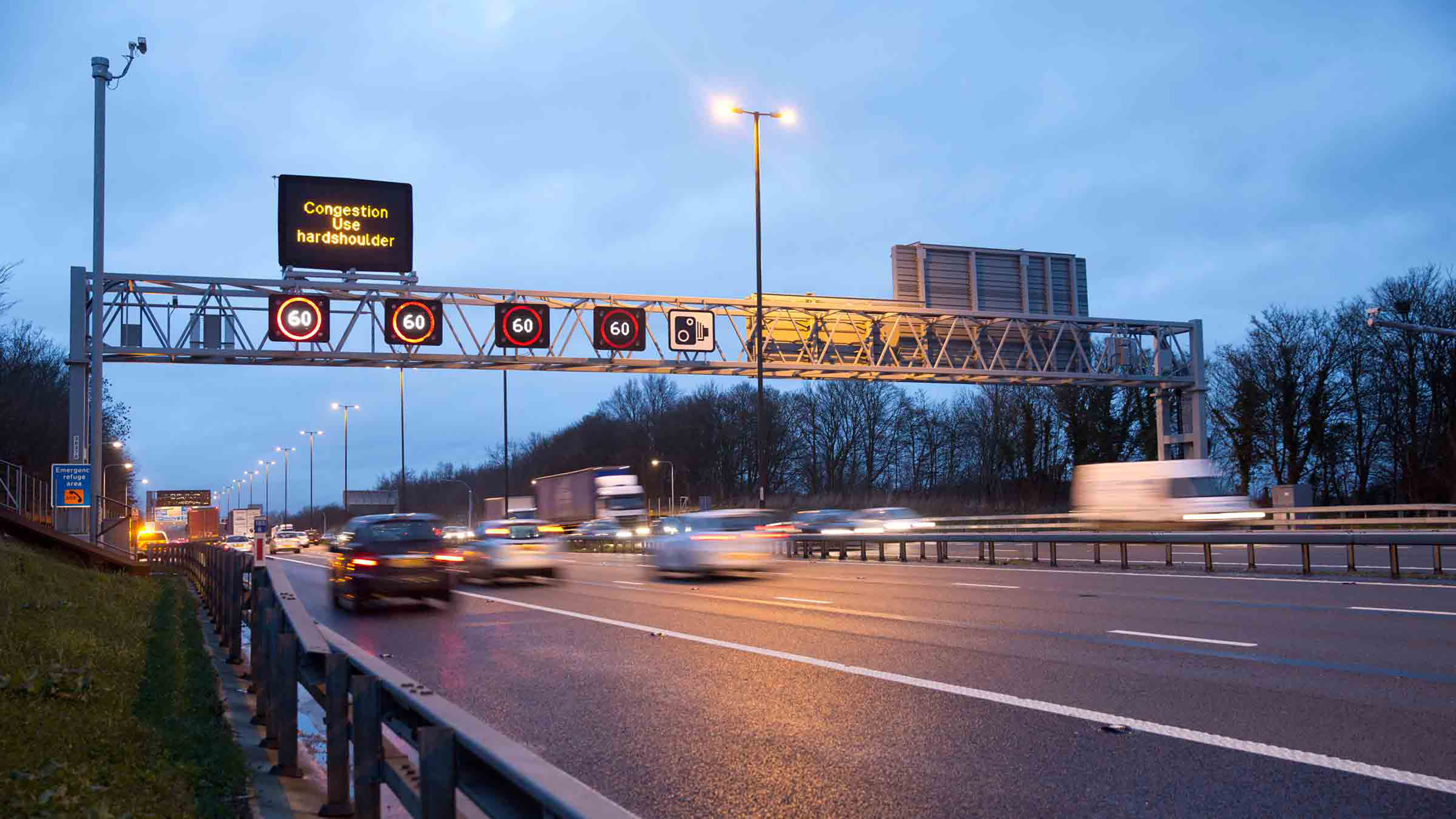 fewer-than-half-of-uk-drivers-know-the-rules-of-smart-motorways-auto